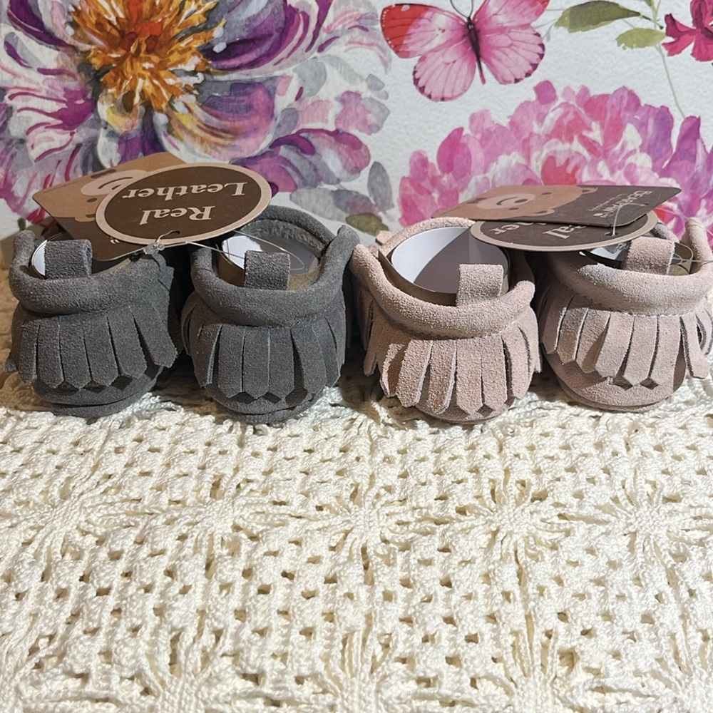 NIB BEARPAW CRIB SHOES. SZ 0/6 mo………3 pairs. **SOLD SEPARATELY** - Picture 3 of 5